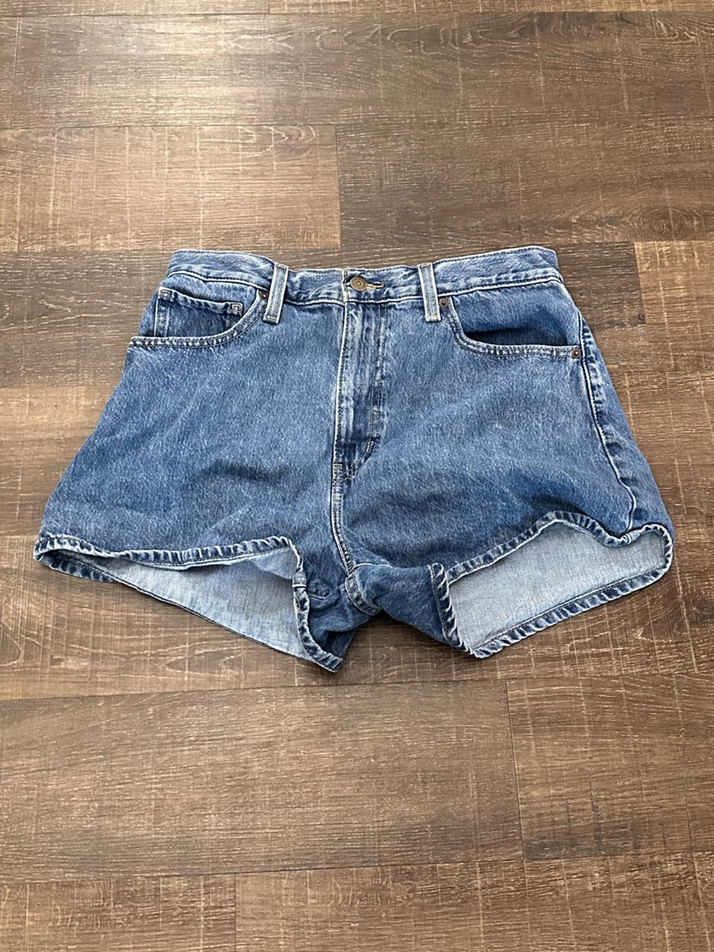 Levi's Women's Medium Blue Denim High Rise Mom Shorts Size 31